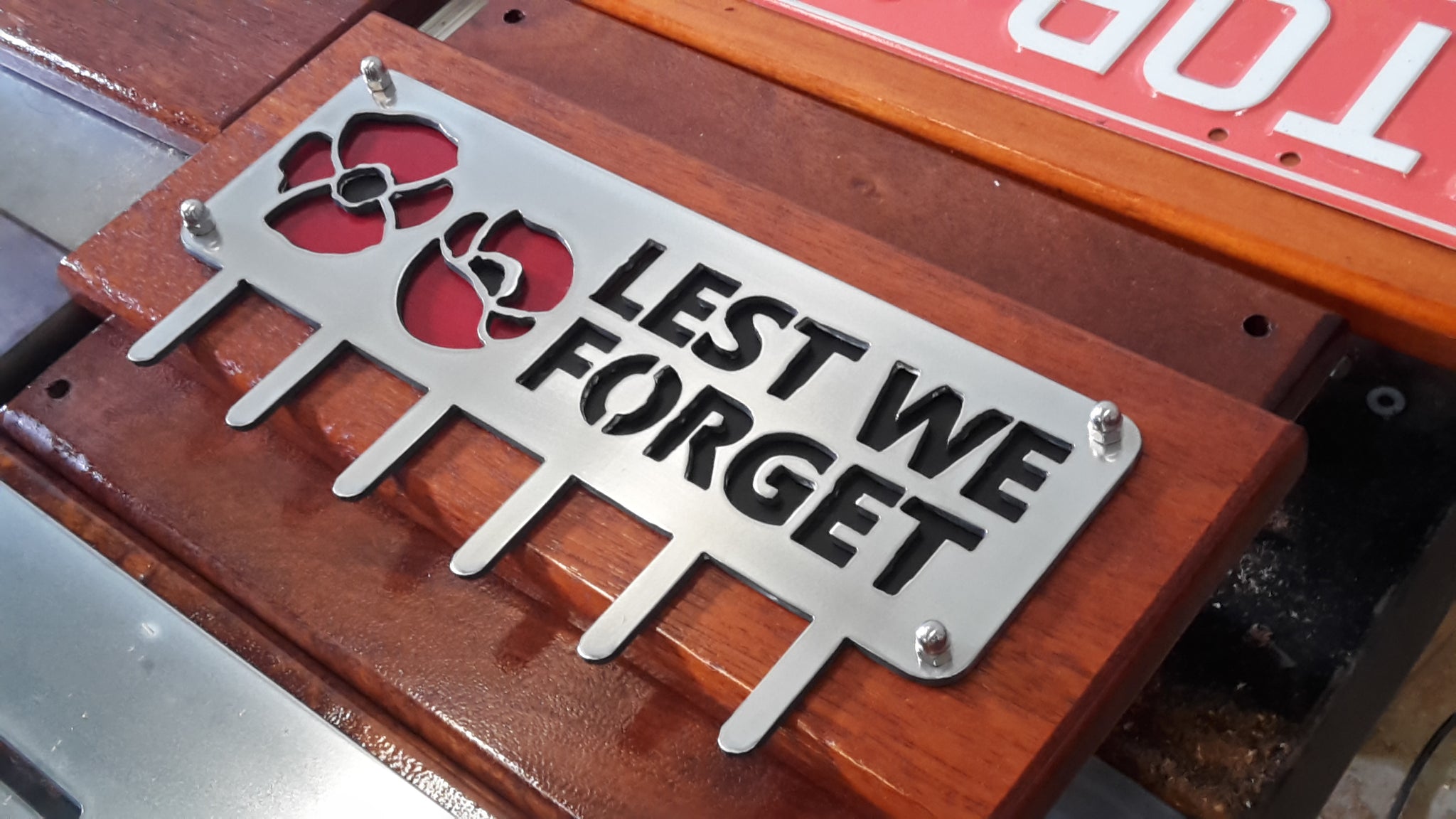 Stainless steel key ring holder 'Lest We Forget'
