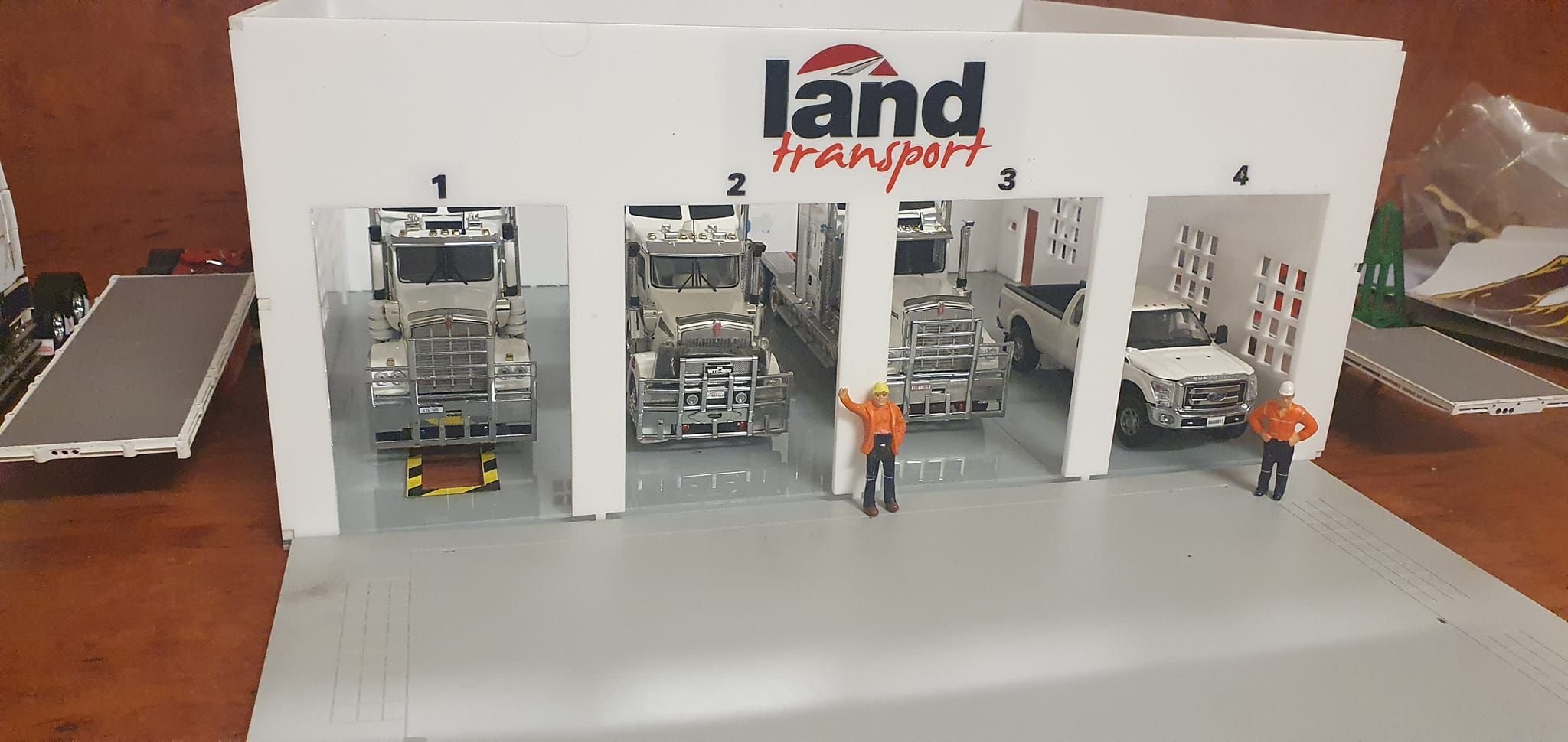 1:50 Scale Acrylic 4 Bay Showroom Diorama Land Transport