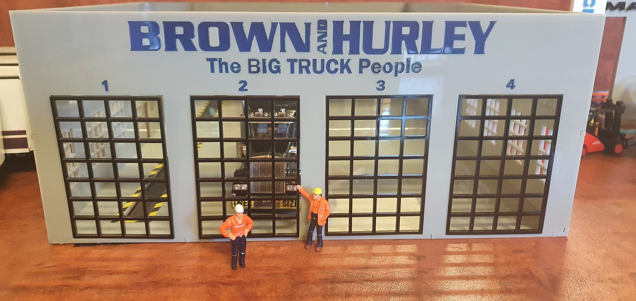 1:50 Scale Acrylic 4 Bay Showroom Diorama Brown & Hurley