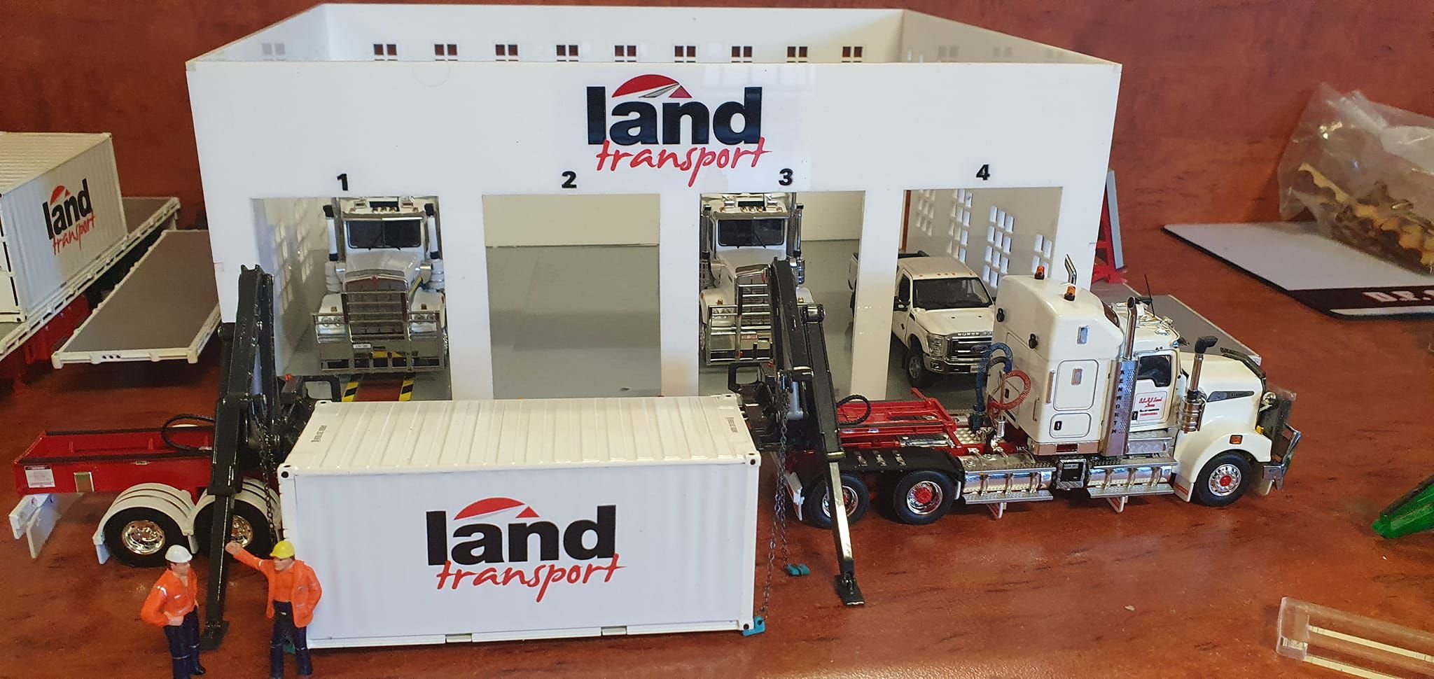 1:50 Scale Acrylic 4 Bay Showroom Diorama Land Transport