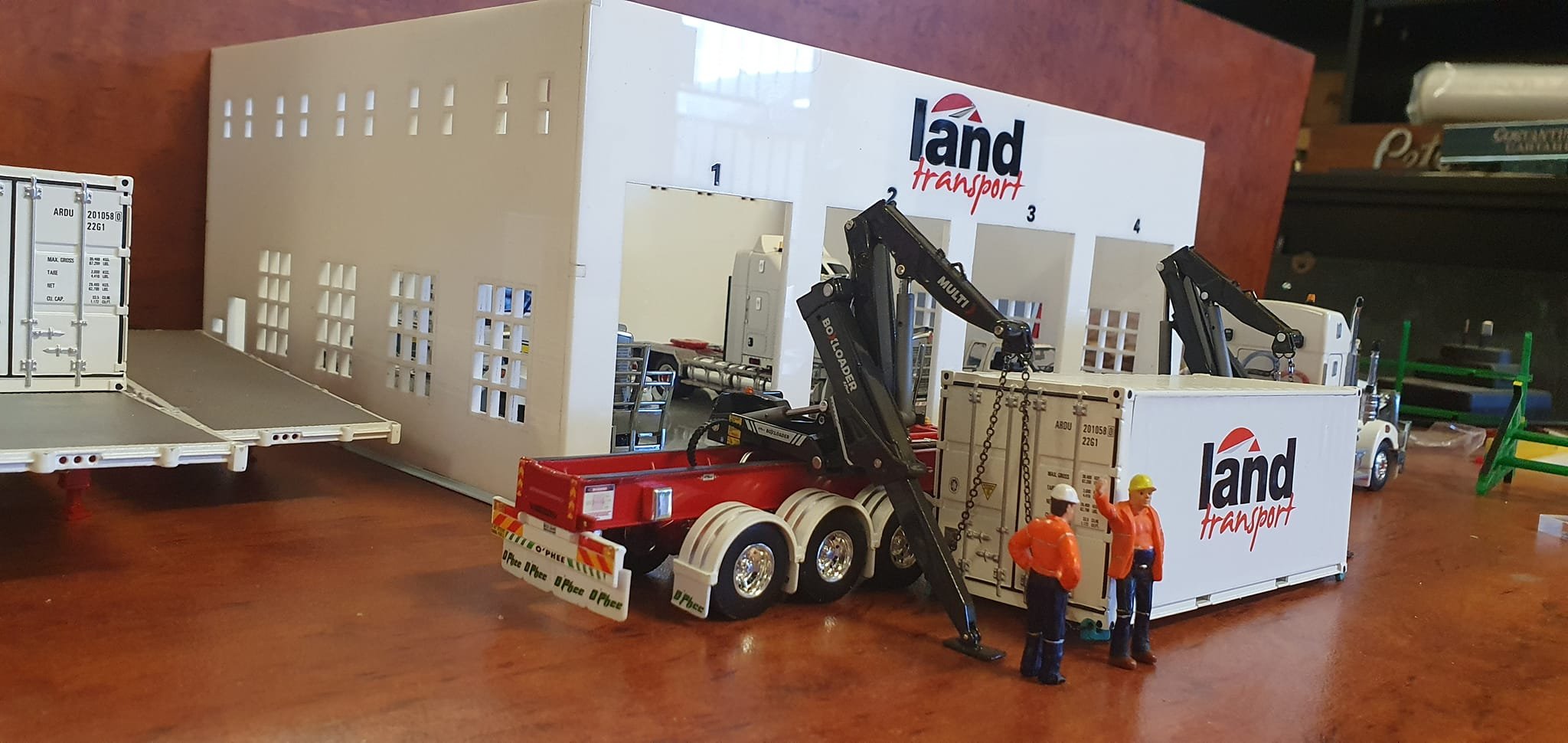 1:50 Scale Acrylic 4 Bay Showroom Diorama Land Transport