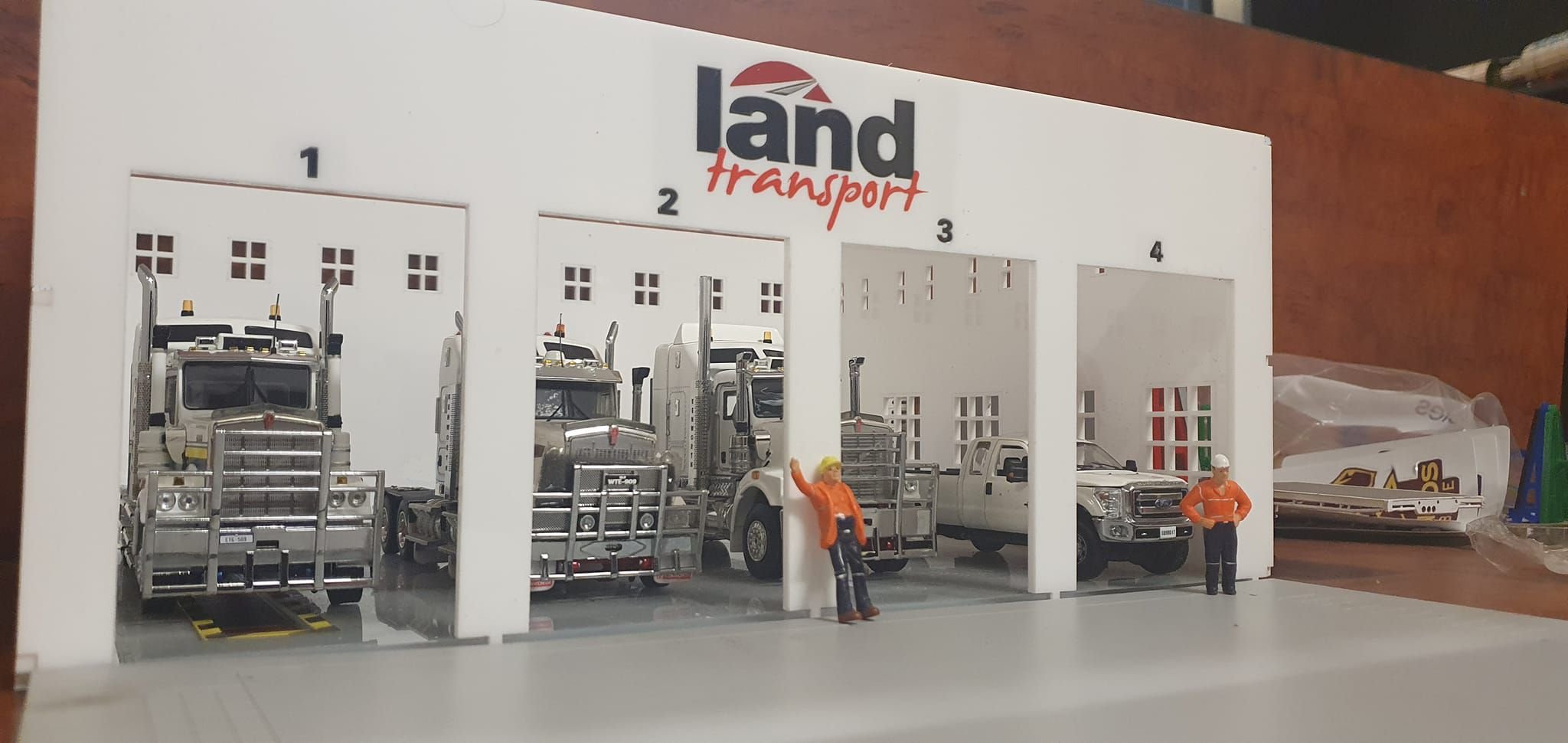 1:50 Scale Acrylic 4 Bay Showroom Diorama Land Transport