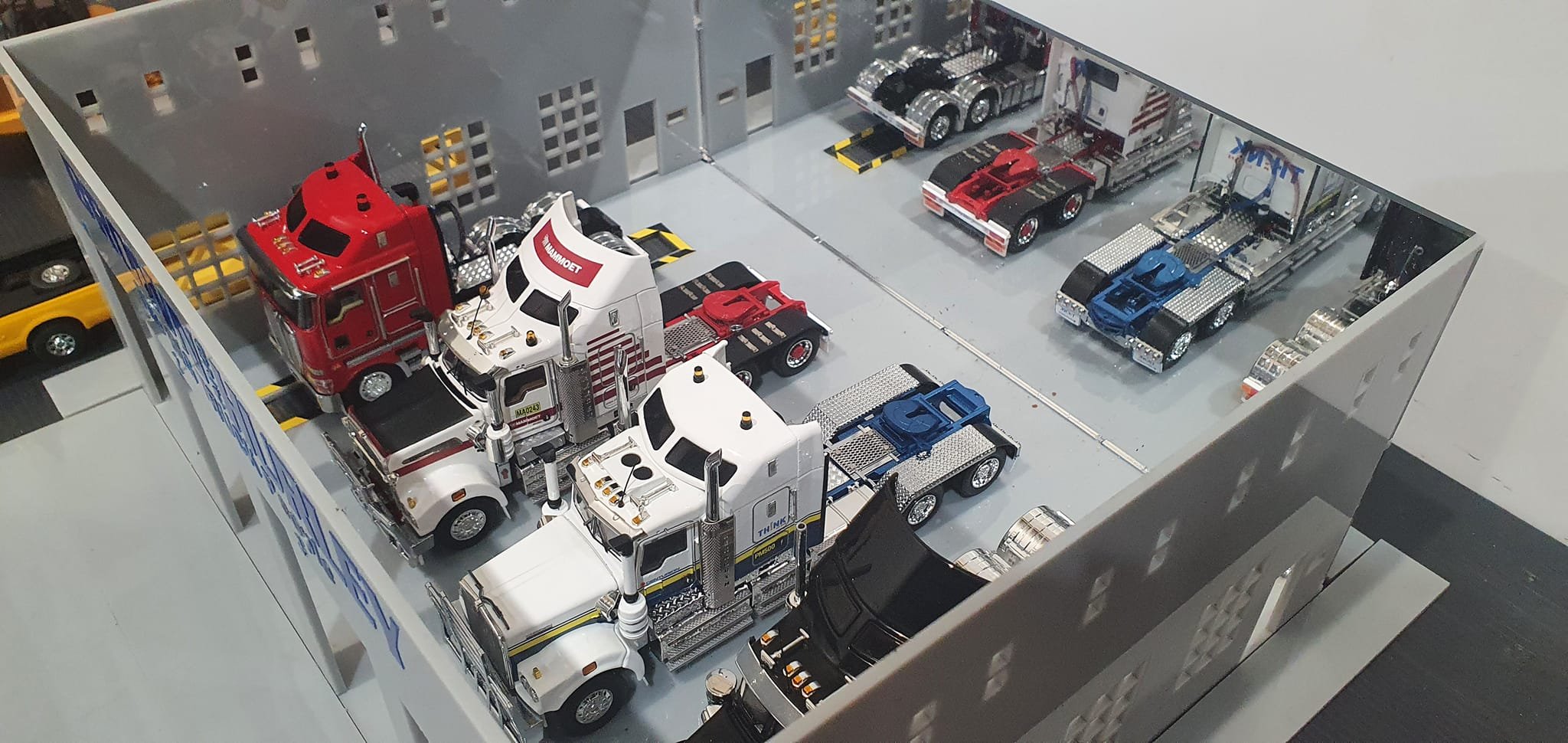 1:50 Scale Acrylic 4 Bay Showroom Diorama Brown & Hurley
