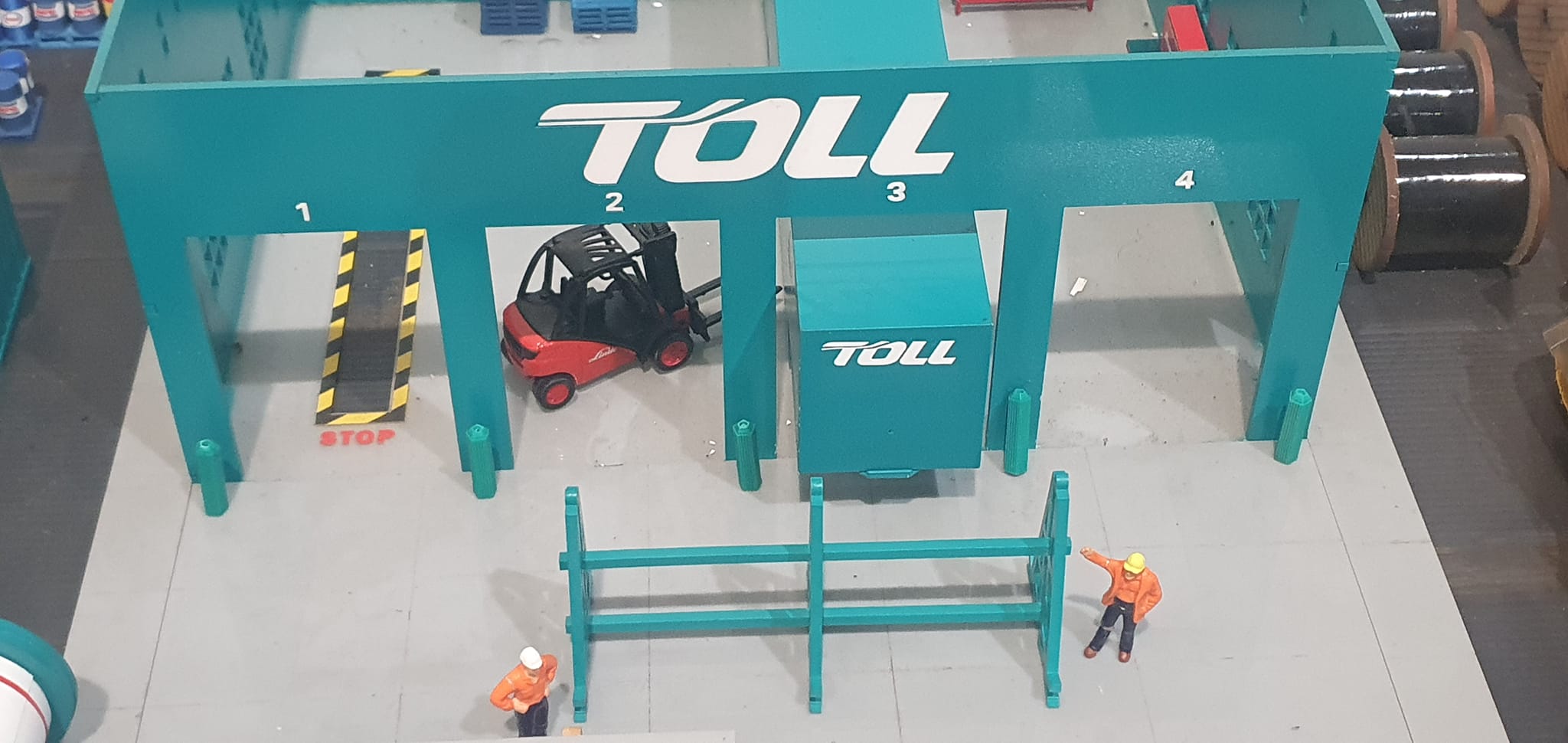 1:50 Scale Acrylic 4 Bay Showroom Diorama TOLL Transport