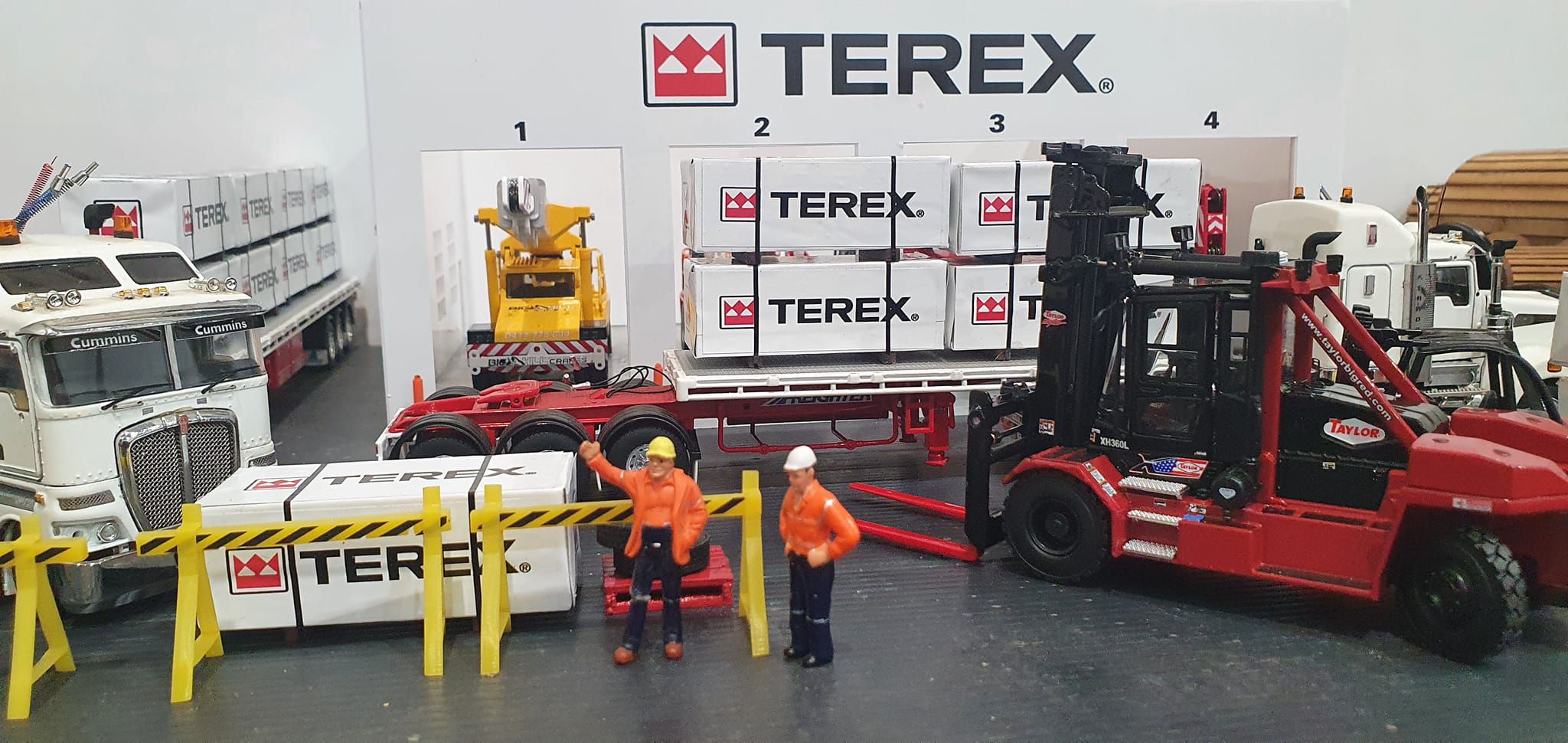 1:50 Scale Acrylic 4 Bay Showroom Diorama TEREX Cranes