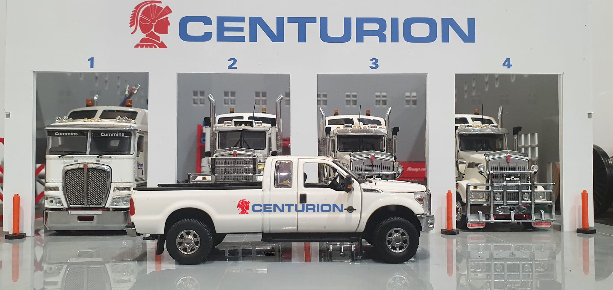 1:50 Scale Acrylic 4 Bay Showroom Diorama Centurion Transport