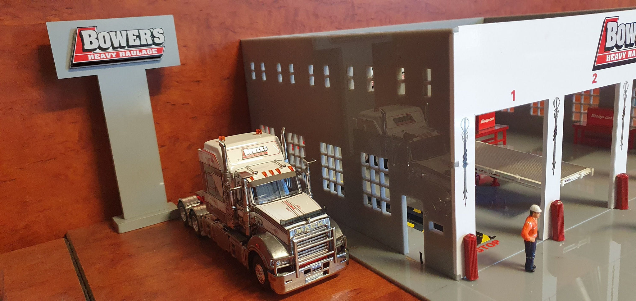 1:50 Scale Acrylic 4 Bay Workshop/Diorama BOWERS Heavy Haulage