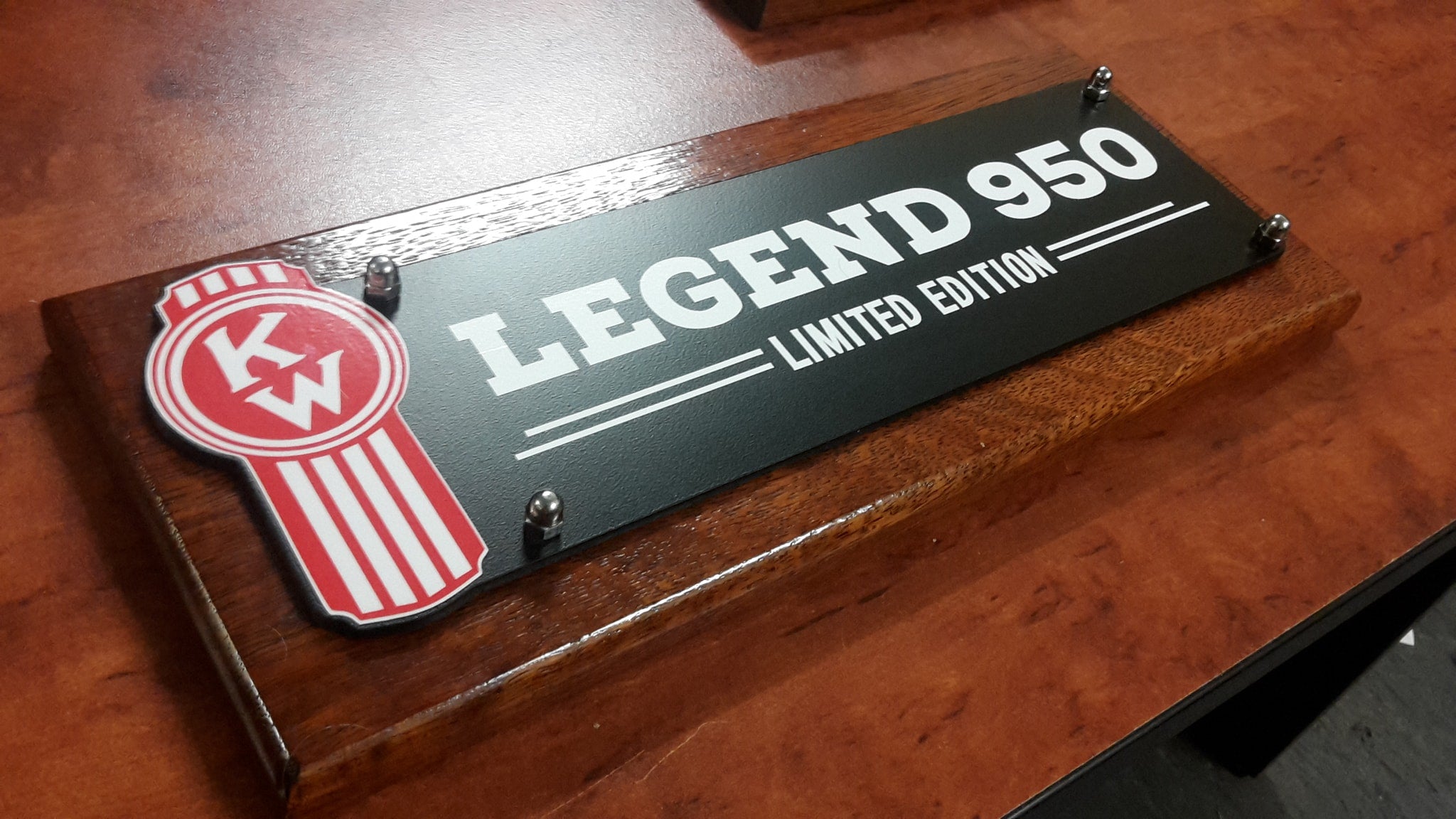 Wall mounted key ring/medal holder Kenworth Legend 950