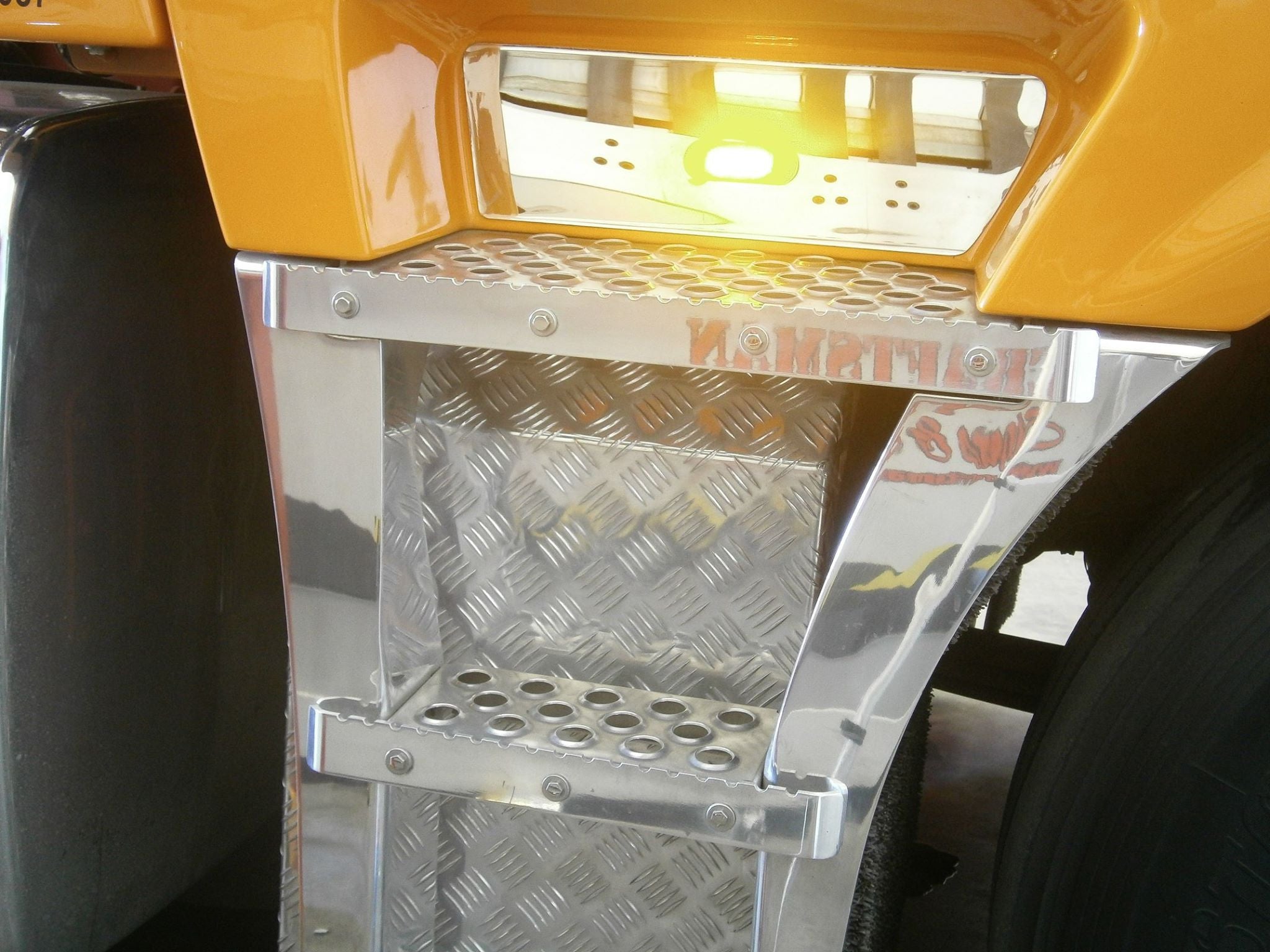 S/S Step scuff plate LHS, K200 with 1 x Lucidity 20260 amber light