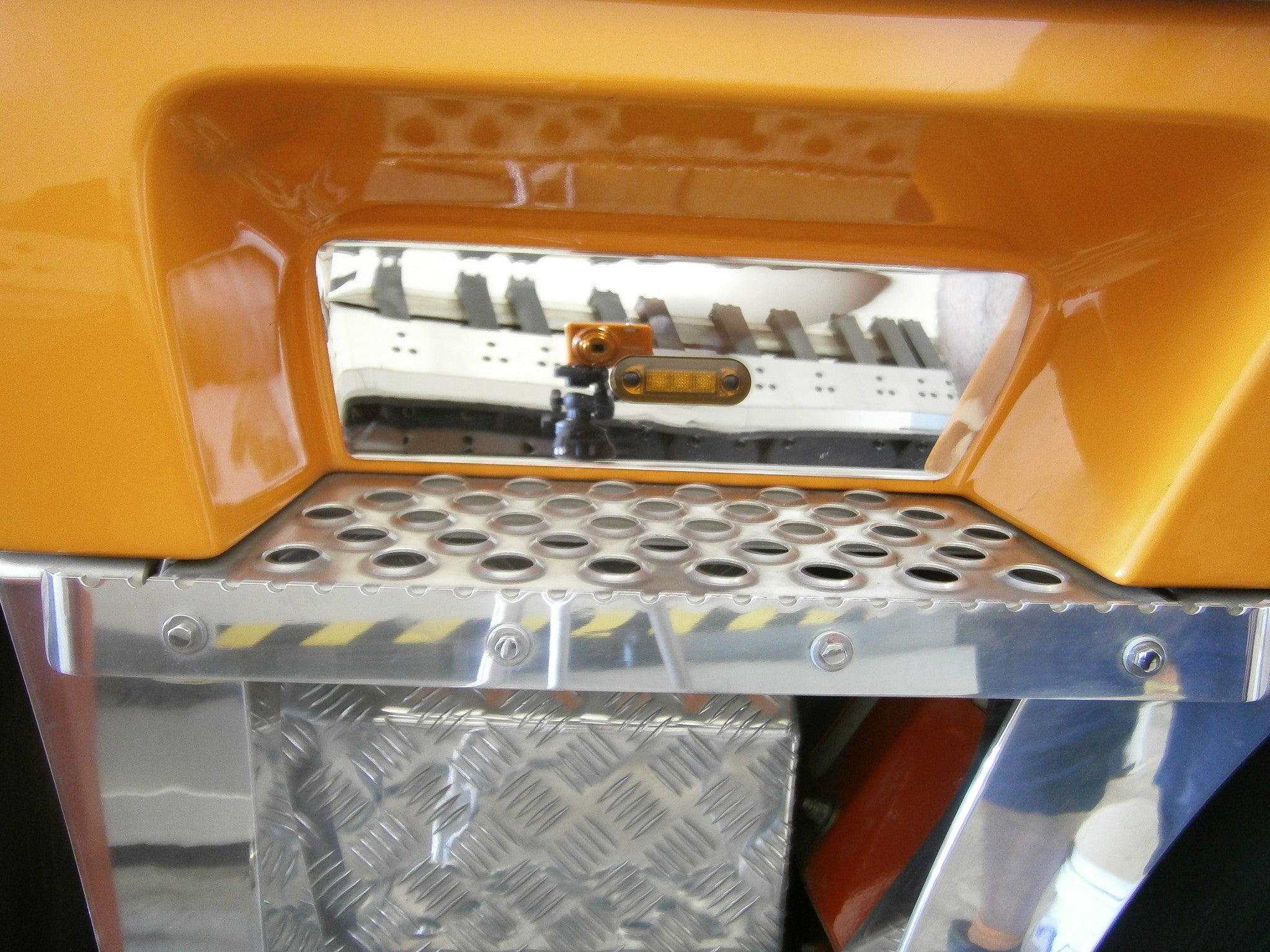 S/S Step scuff plate RHS, K200 plain, no lights or logos